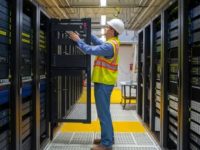 外贸企业部署美国中转服务器的全面指南：关键考虑因素与优化策略