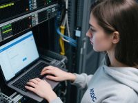 如何通过调整香港服务器的TCP/IP栈与拥塞控制算法，减少高延迟带来的性能瓶颈